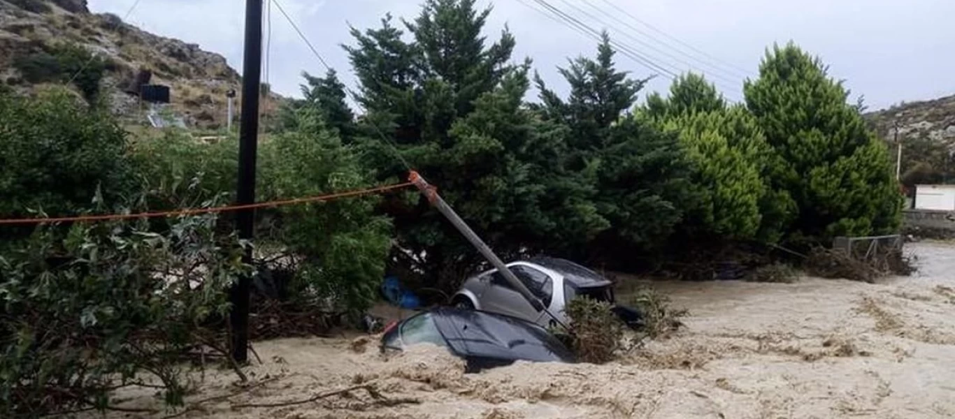 Κακοκαιρία - Κρήτη: Γυναίκα σκαρφαλώνει σε κολόνα για να σωθεί από τα ορμητικά νερά (βίντεο)